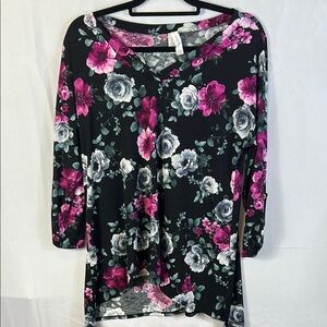 Honeyme Floral V-Neck Blouse in Black and Pink Size Small